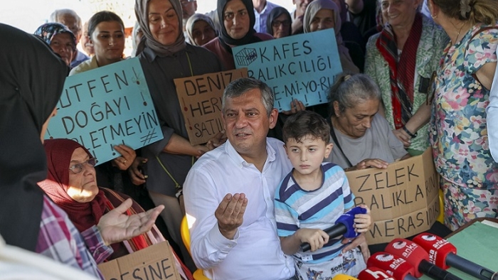 Özgür Özel, Rize'nin Pazar İlçesi Balıkçı Köyü’nde Kadın Balıkçıların Kafes Balıkçılığına Karşı Çadır Nöbetine Destek Verdi